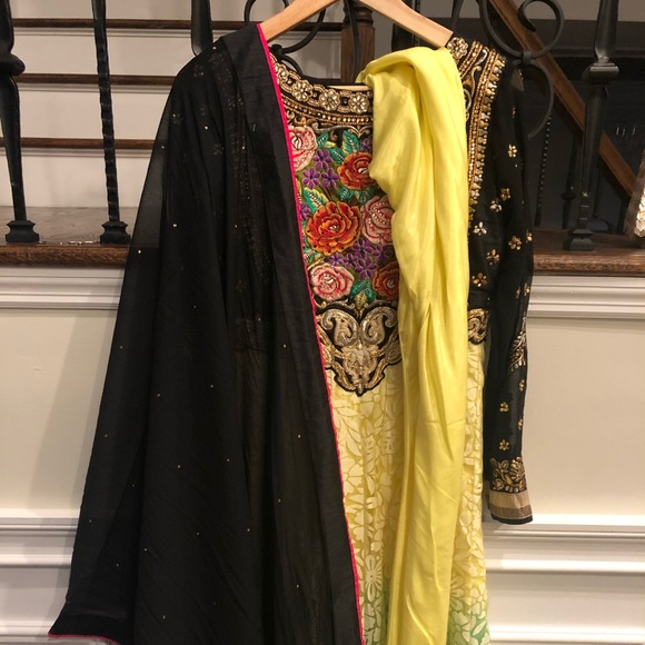 Indian outfit - Picture 2 of 3